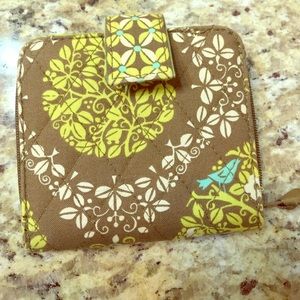 Vera Bradley Bags - 👒Vera Bradley Bi-Fold Wallet Used-Like NEW👜 Vera Bradley Bags - 👒Vera Bradley Bi-Fold Wallet Used-Like NEW👜